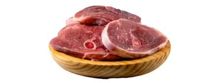 Niño deportista comiendo un plato proteico tras entrenar