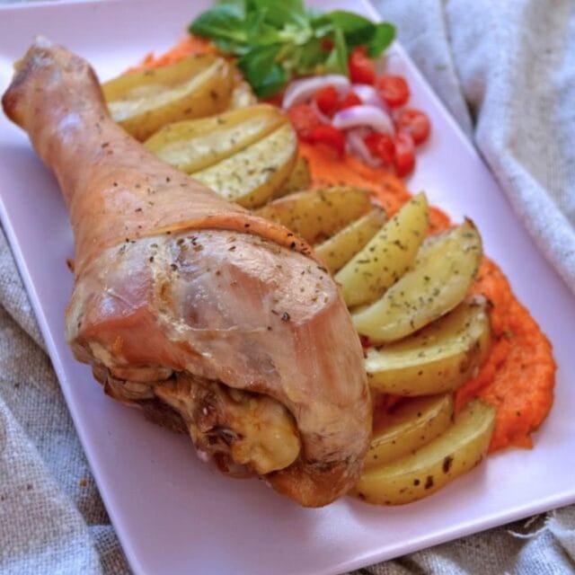 Muslo de pavo al horno con patatas y salsa de mango