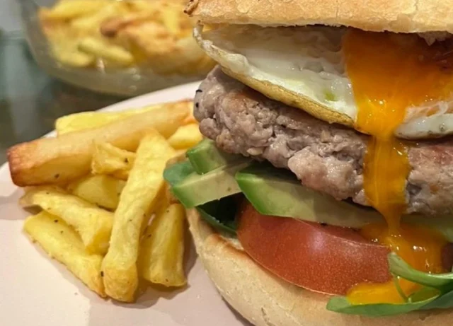 Hamburguesa de pavo ecológico con queso de cabra y huevo