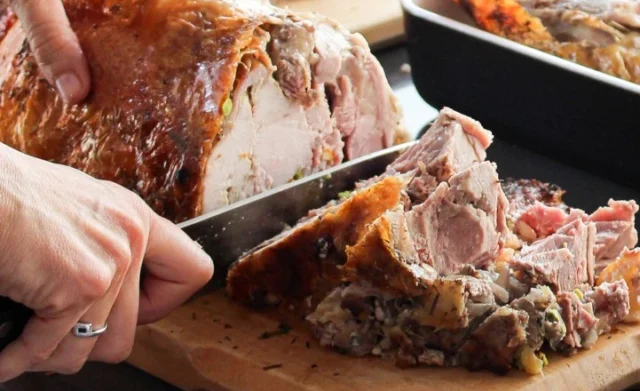 Pavo relleno de carne, manzana y frutos secos