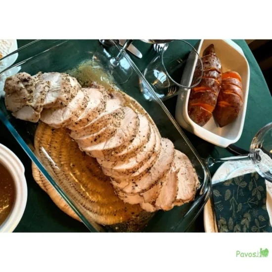 Redondo de pavo asado cortado en lonchas mostrando su interior jugoso