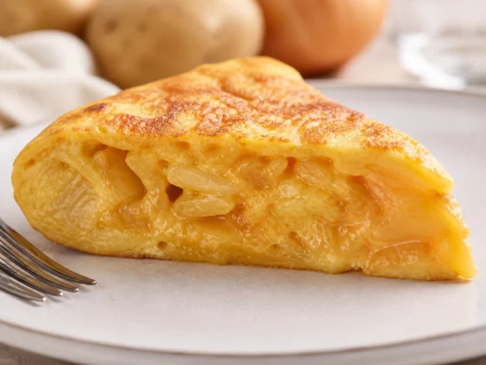 Tortilla de huevos de pava ecológicos jugosa servida en plato
