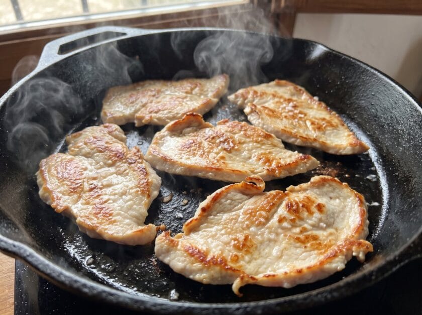 Filetes de pechuga de pavo ecológico hechos a la plancha en sartén de hierro